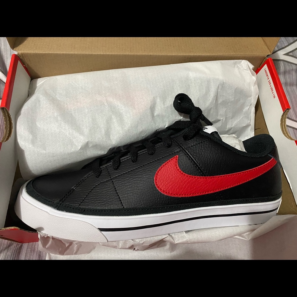 Nike - Picture 2 of 2